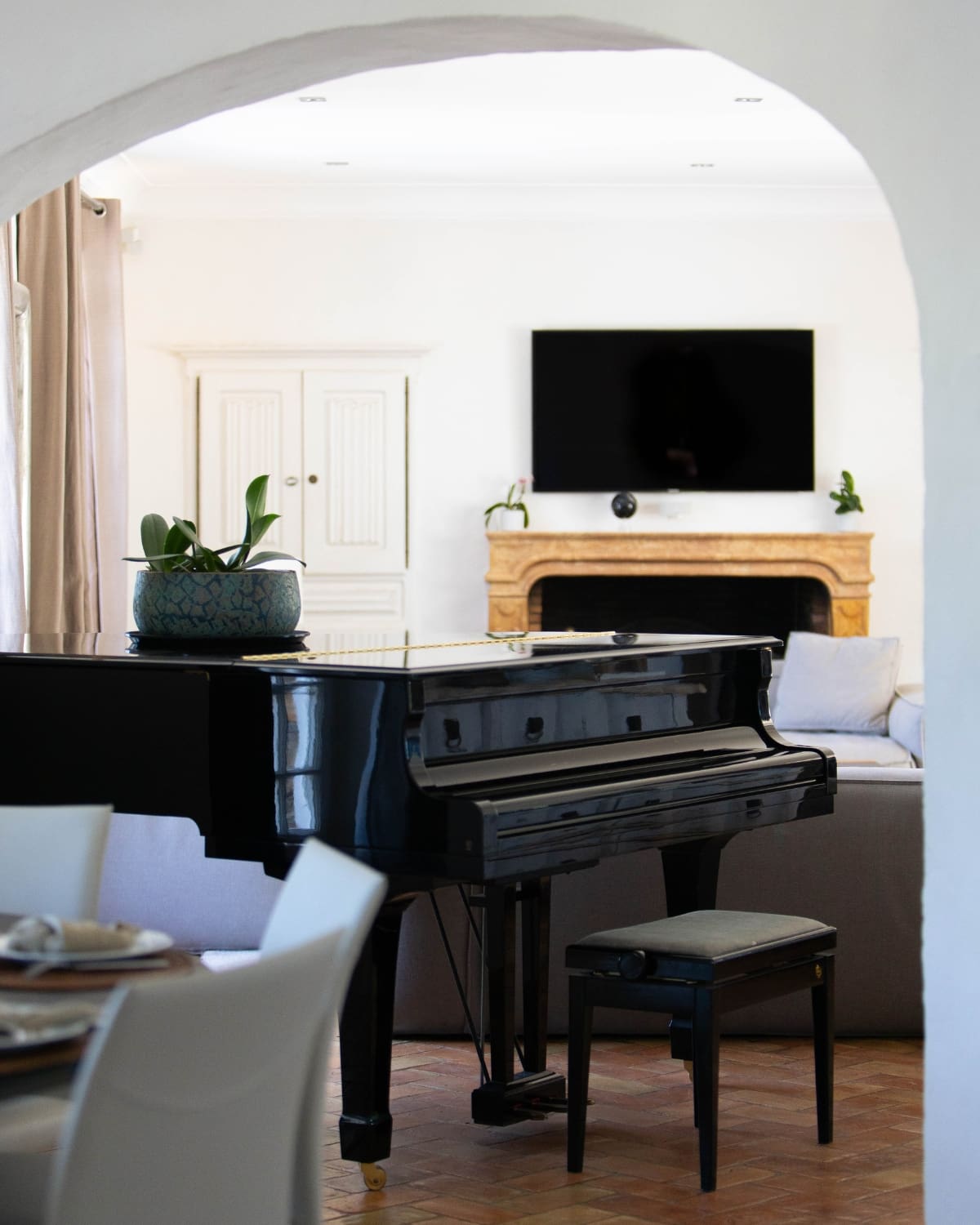 villa-happy-house-saint-tropez-living-room-piano