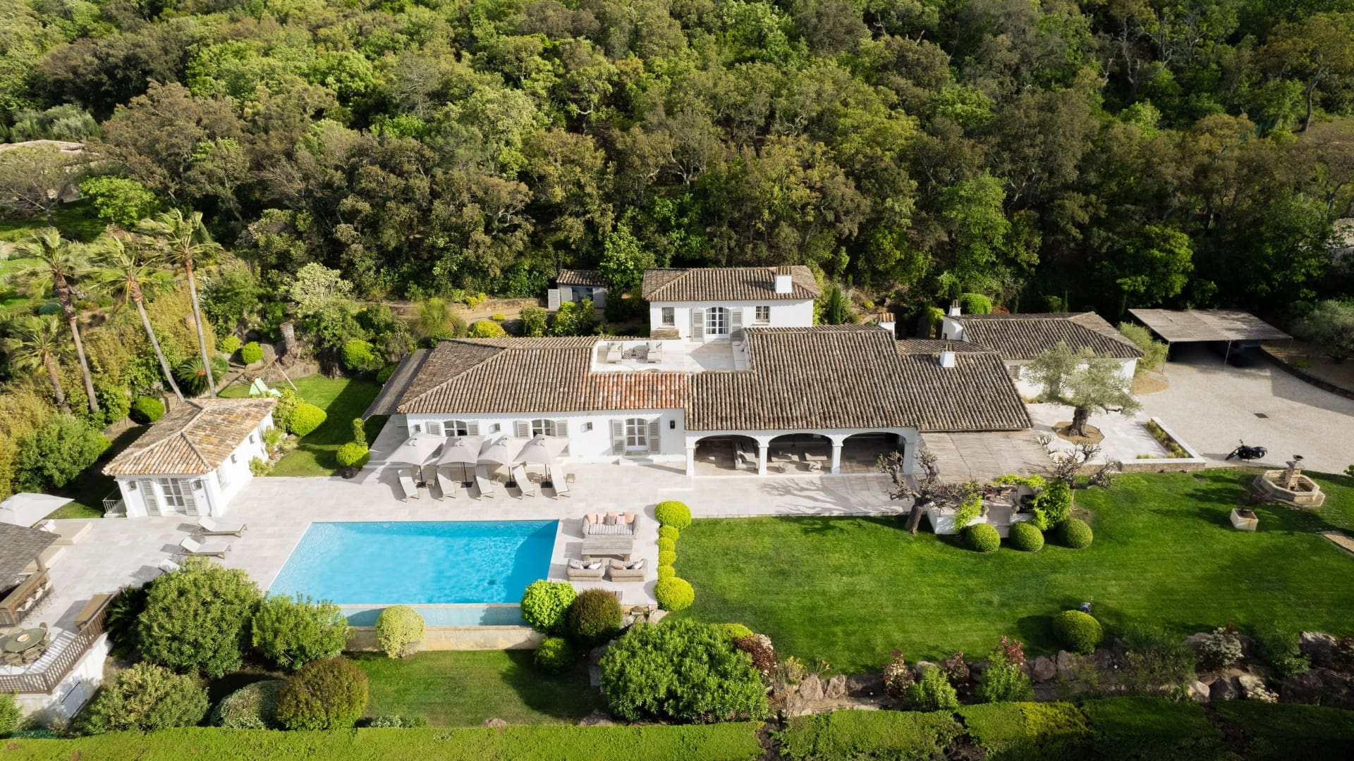 villa-la-belle-saint-tropez-view-house