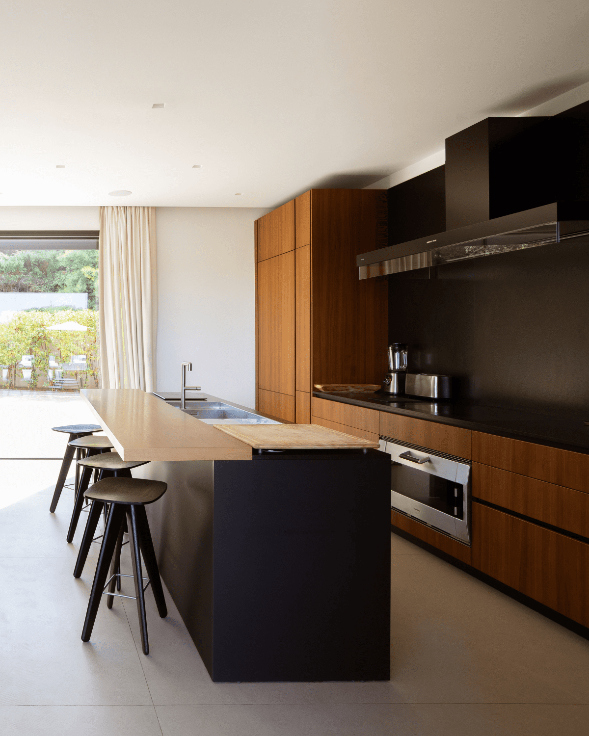 villa-la-pierre-plantee-saint-tropez-kitchen