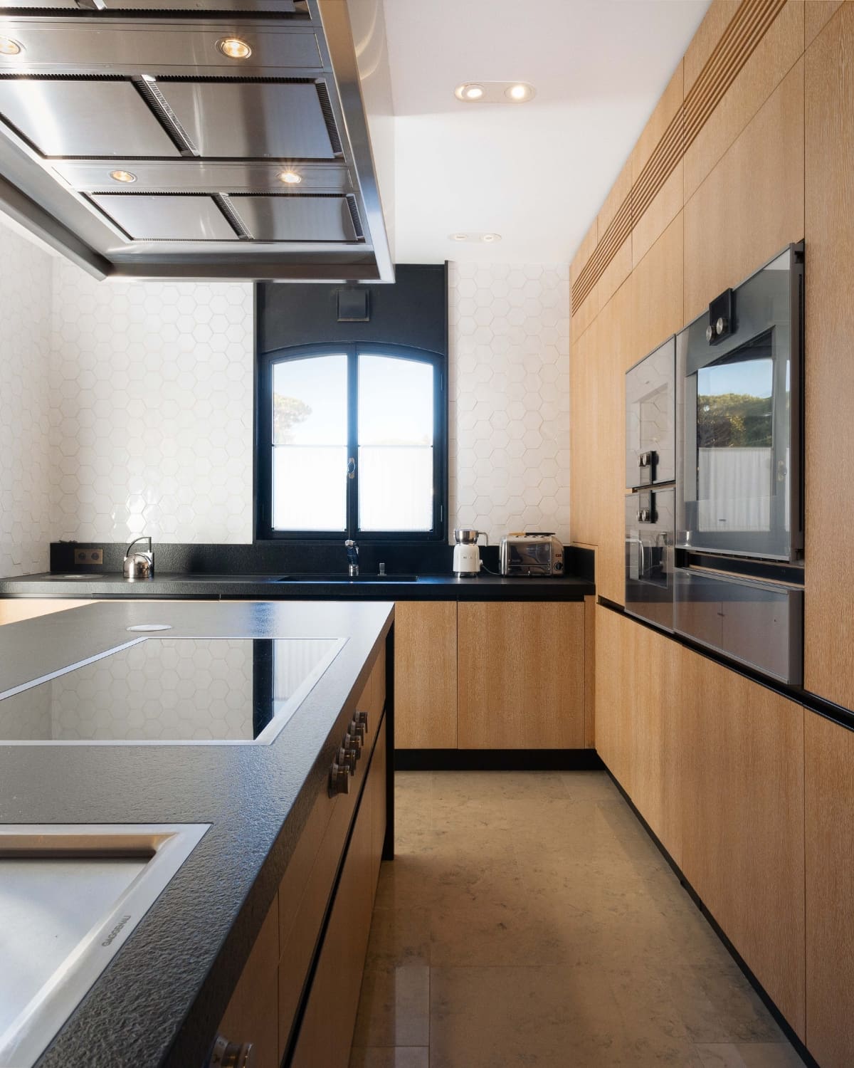 villa-les-gemeaux-les-parcs-de-saint-tropez-kitchen