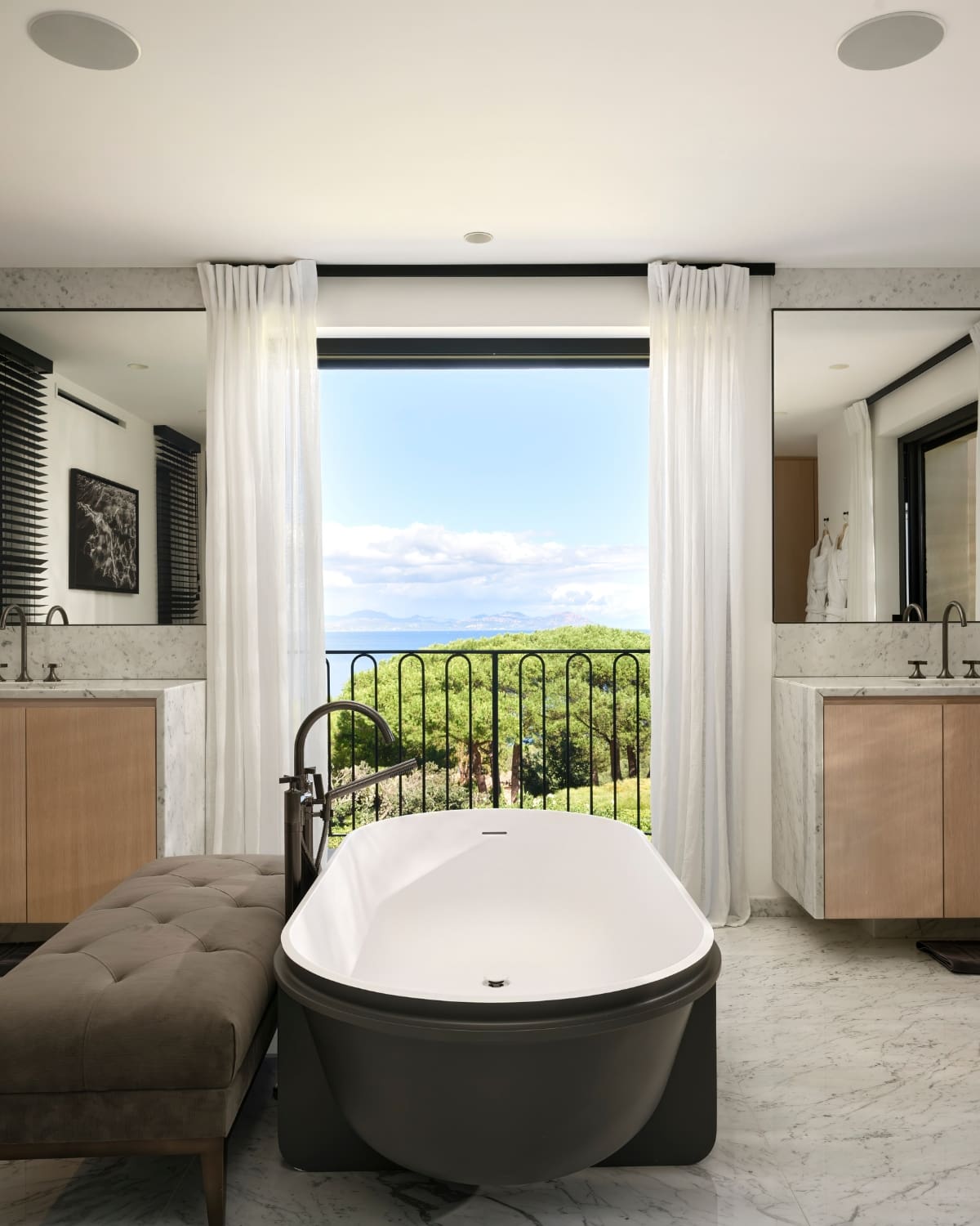 villa-riviera-les-parcs-de-saint-tropez-bathroom-1