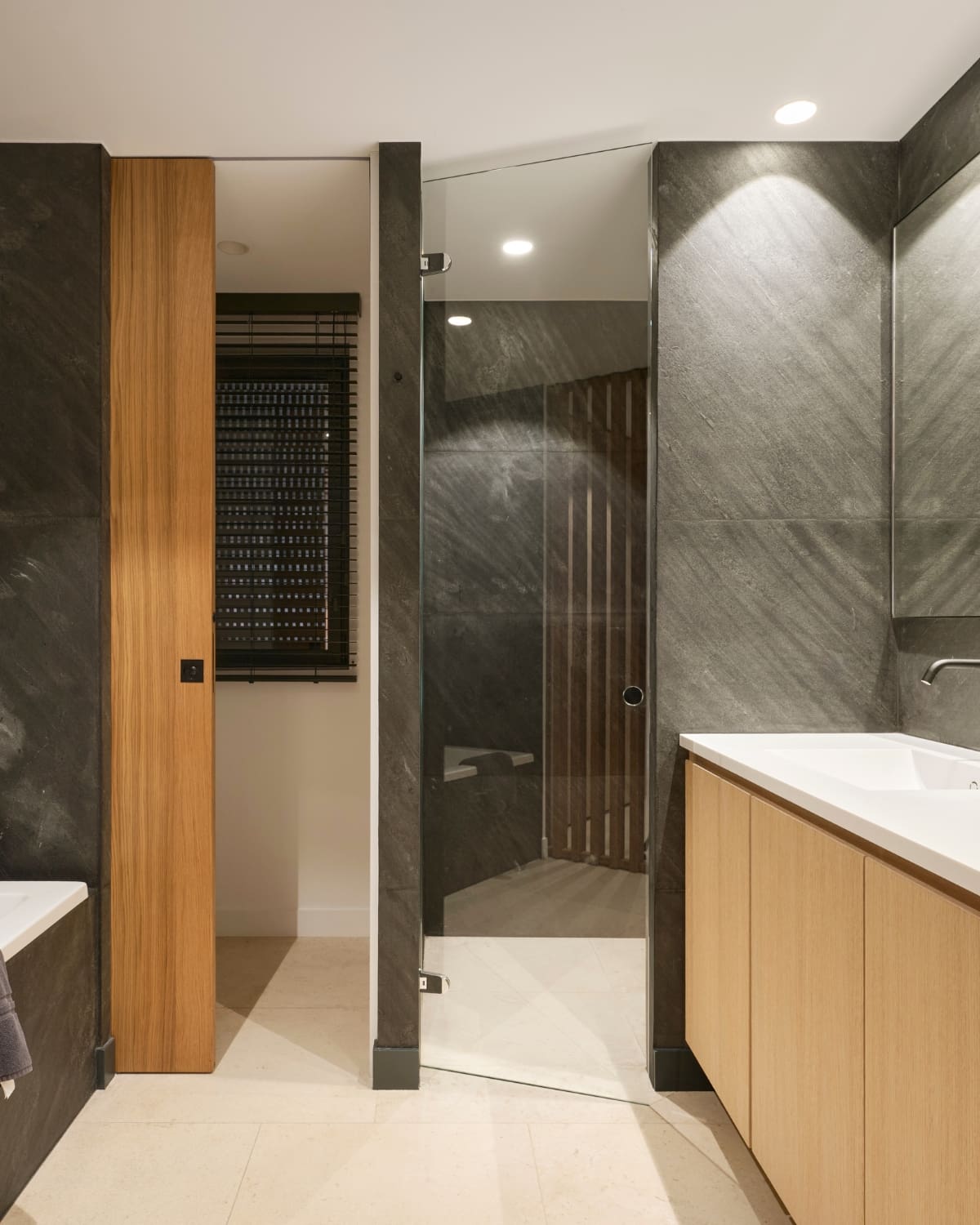 villa-riviera-les-parcs-de-saint-tropez-bathroom-2