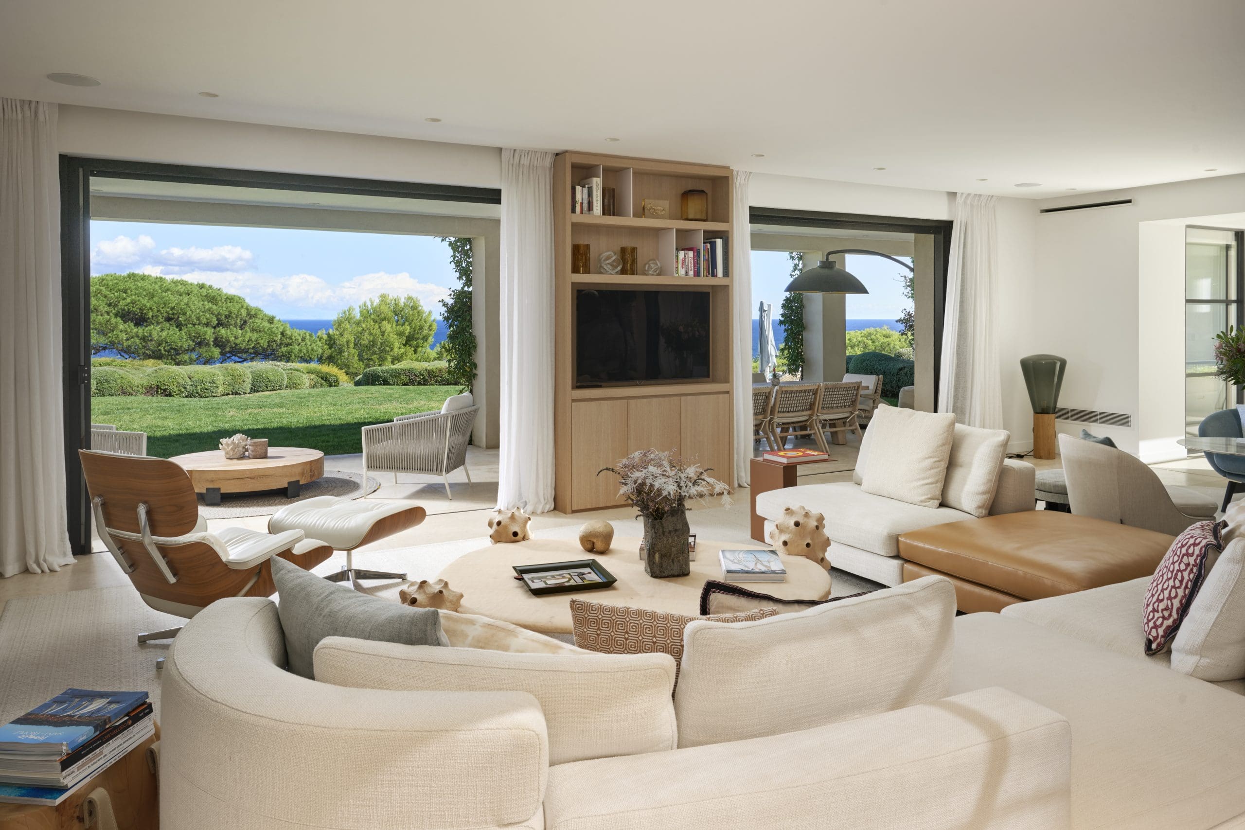 villa-riviera-les-parcs-de-saint-tropez-living-room-2