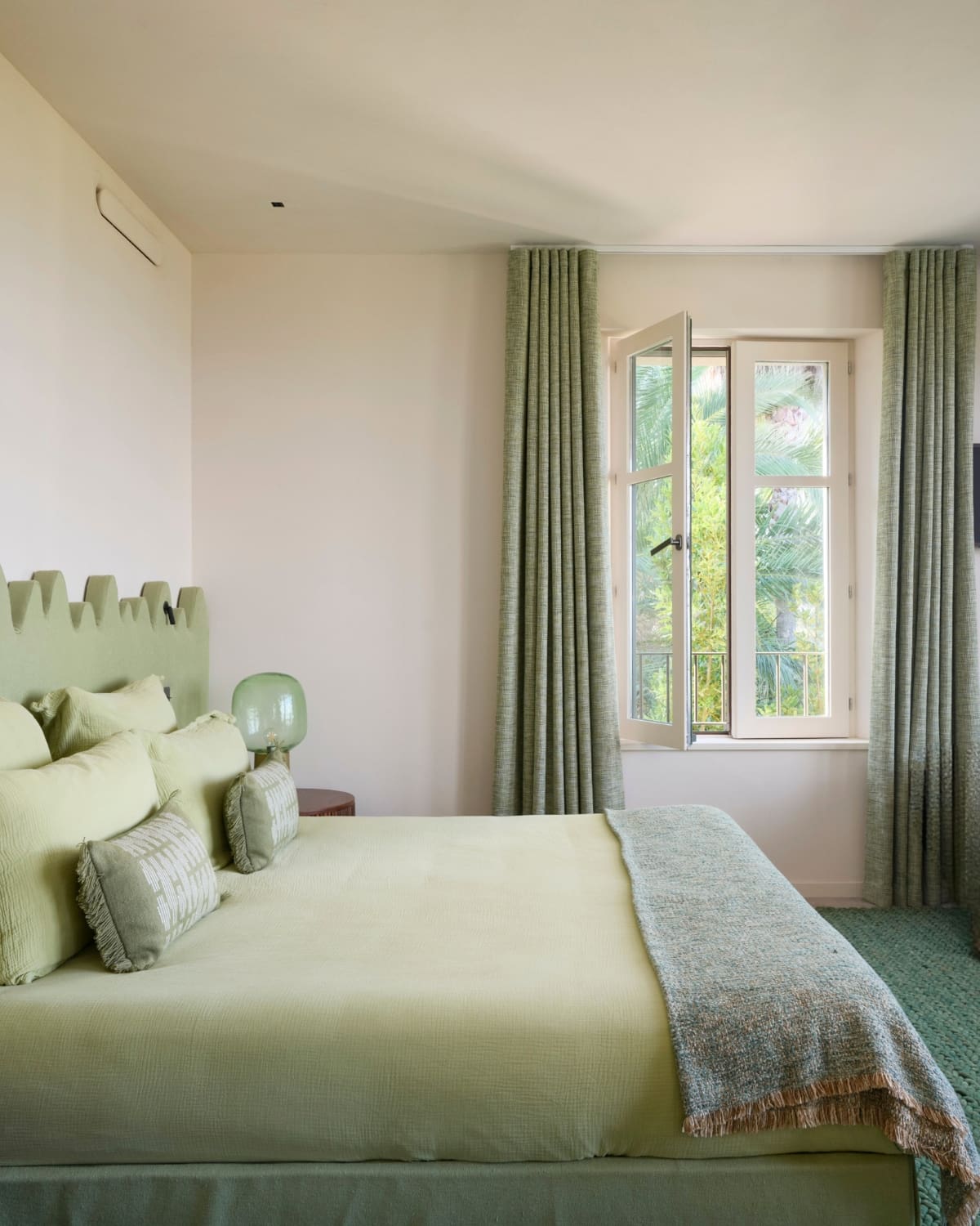 villa-the-house-saint-tropez-bedroom-2